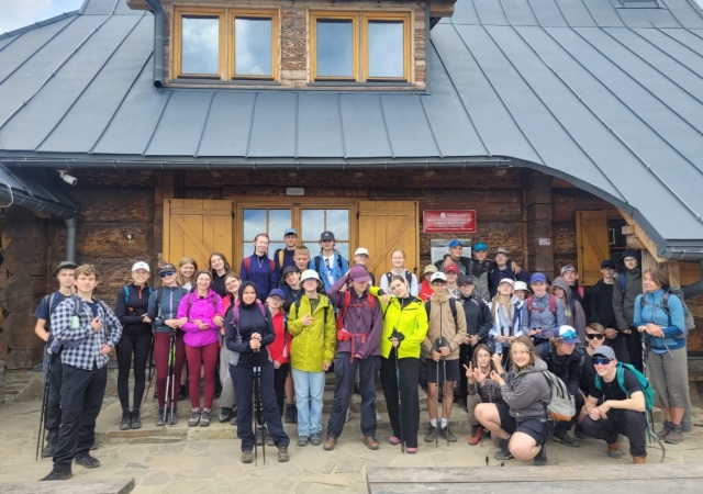 Uczniowie II LO przed schroniskiem na Połoninie Wetlińskiej. 